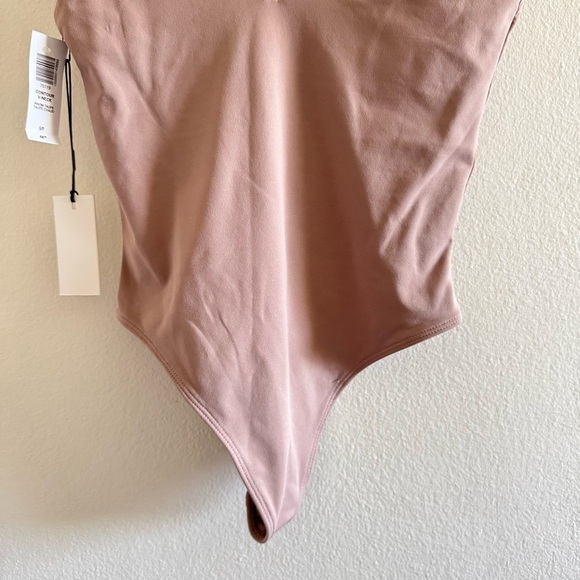 NWT Aritzia Babaton Contour V-Neck Taupe Bodysuit size Small - Picture 5 of 10